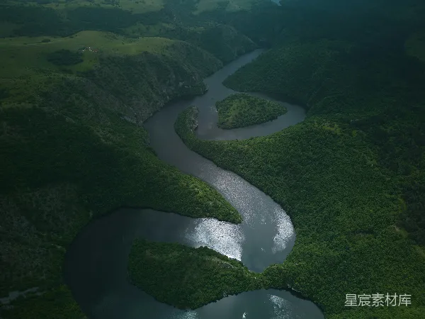高清摄影 蜿蜒河流的自然美景