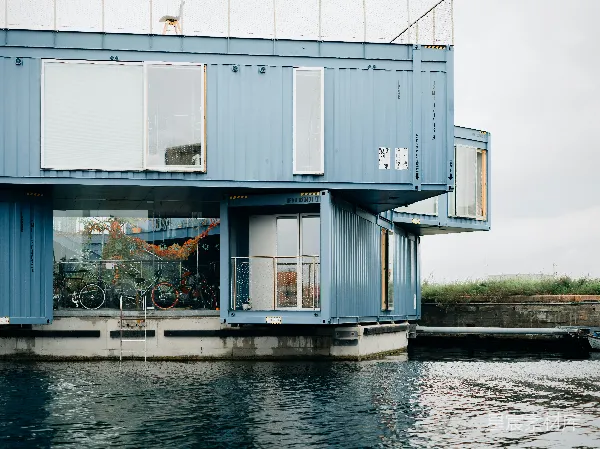 高清摄影 集装箱建造的水上住宅