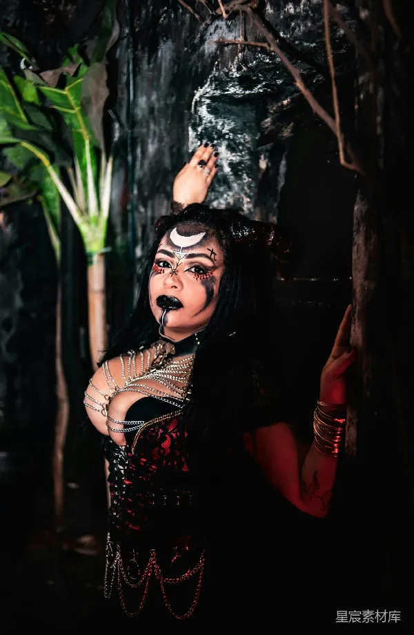 高清摄影 黑暗森林中的神秘女巫