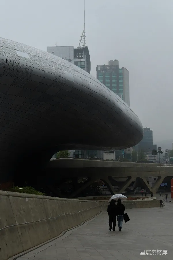 高清摄影 现代建筑与雨中行人