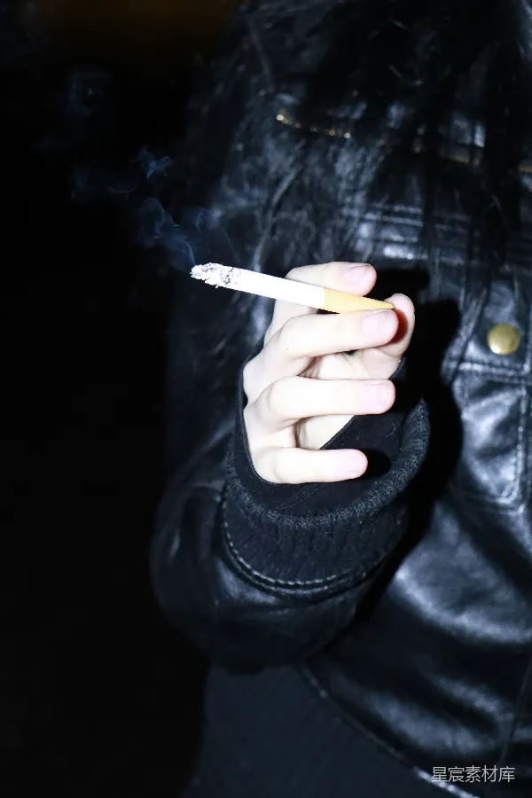 高清摄影 夜色中的烟雾与手
