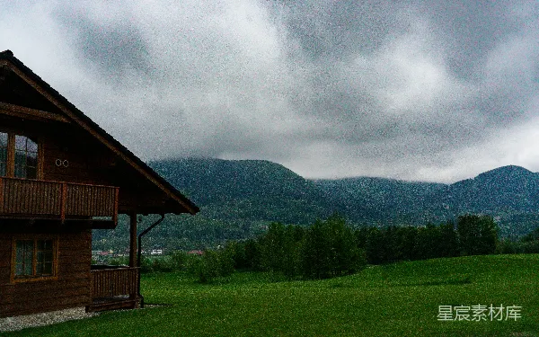 高清摄影 雨后宁静的山间木屋