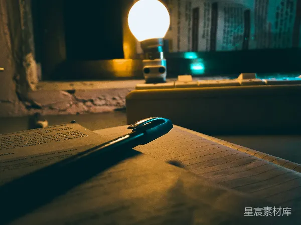 高清摄影 昏暗中的笔记本与笔