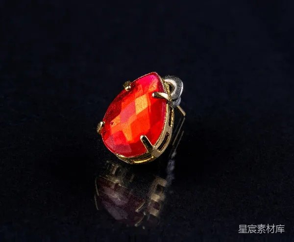 高清摄影 璀璨红色宝石吊坠