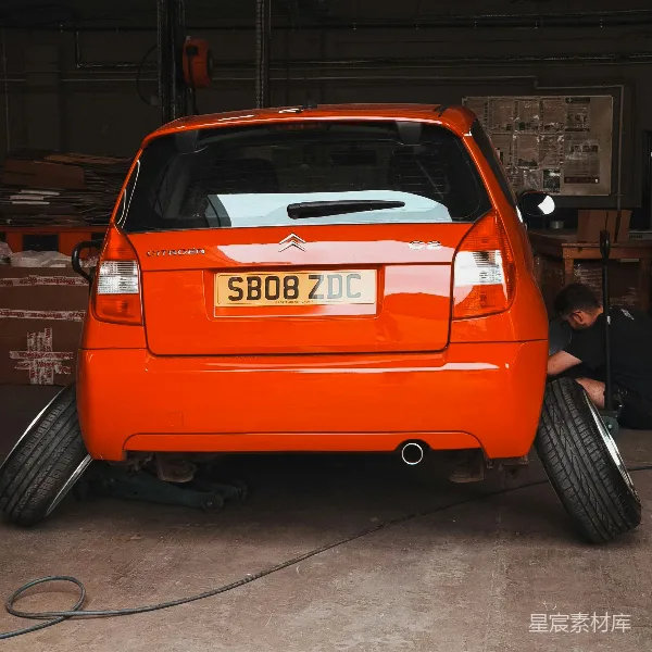 高清摄影 橙色车在车库修理
