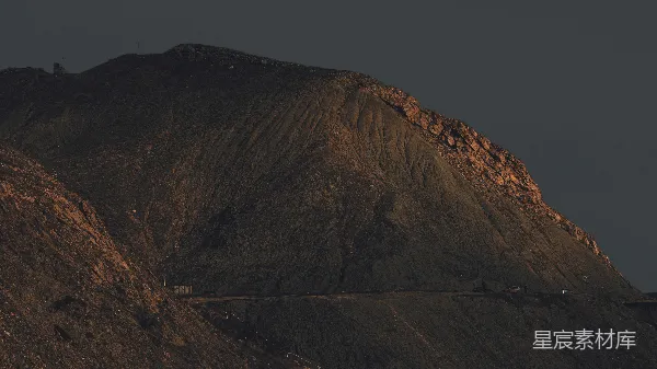 高清摄影 夕阳下的岩石山脉