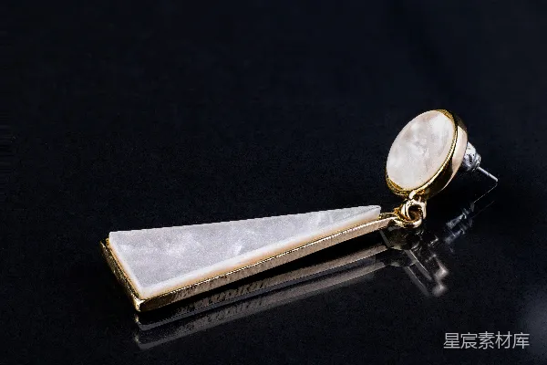 高清摄影 优雅珍珠耳钉
