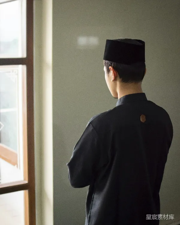 高清摄影 黑衣男子望窗