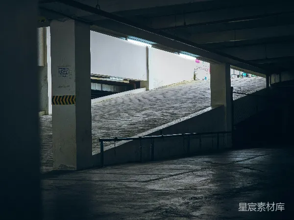 高清摄影 地下停车场的光影交错