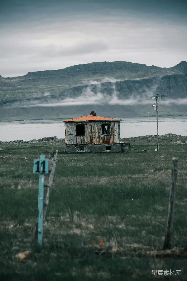 高清摄影 荒凉的湖边小屋