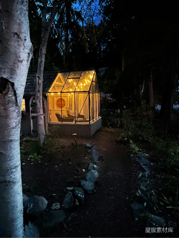 高清摄影 夜晚的温馨玻璃屋