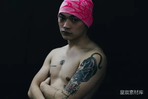 高清摄影 纹身男子的自信姿态