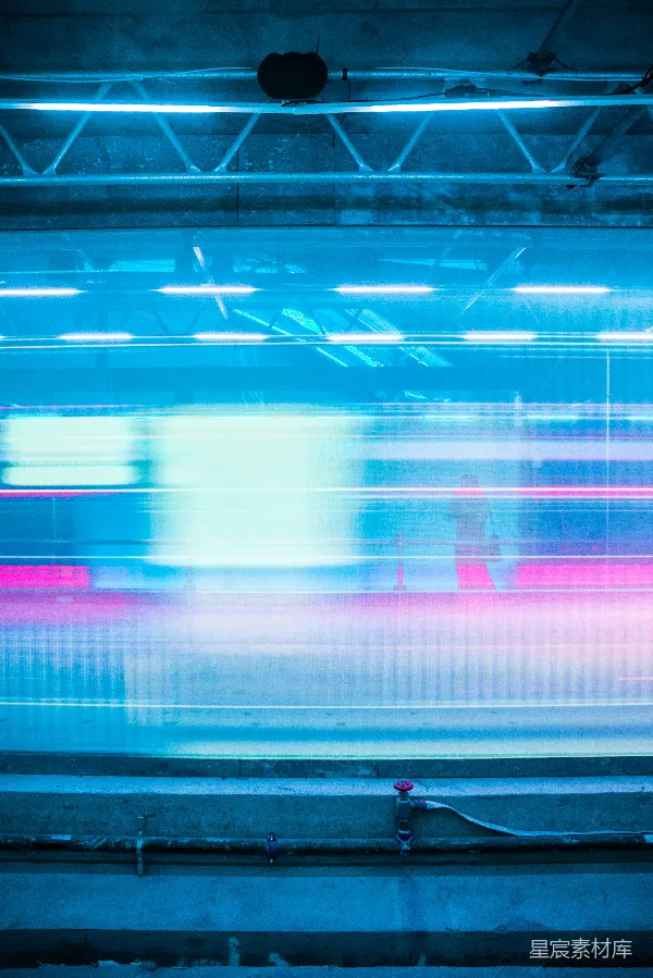 高清摄影 城市夜景：霓虹灯与行人