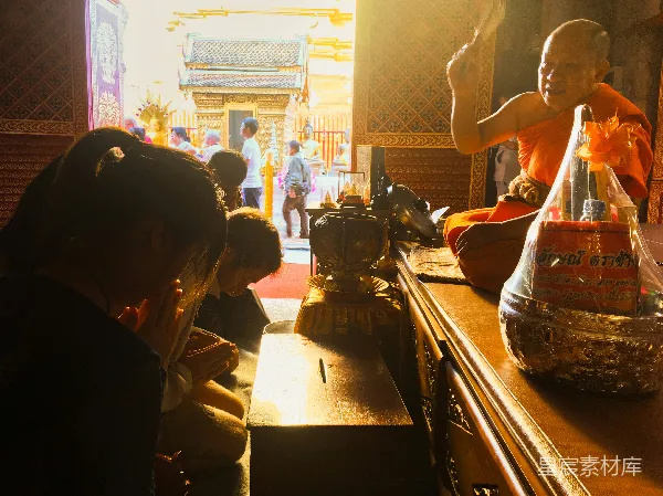 高清摄影 寺庙祈福的温馨场景