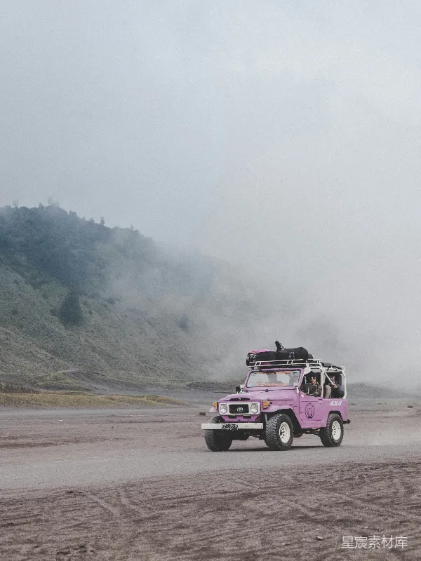 高清摄影 火山边的粉红越野车