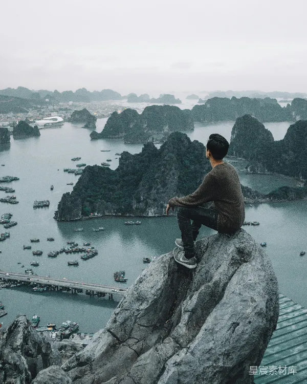 高清摄影 悬崖边的静谧思考