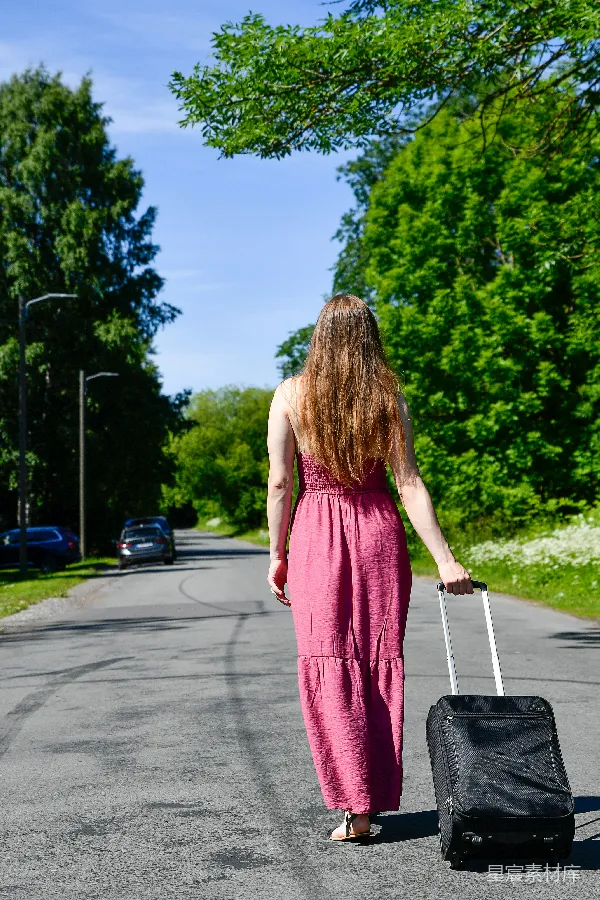 高清摄影 旅途中行走的女性