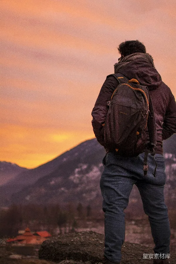 高清摄影 黄昏时分的徒步旅行者