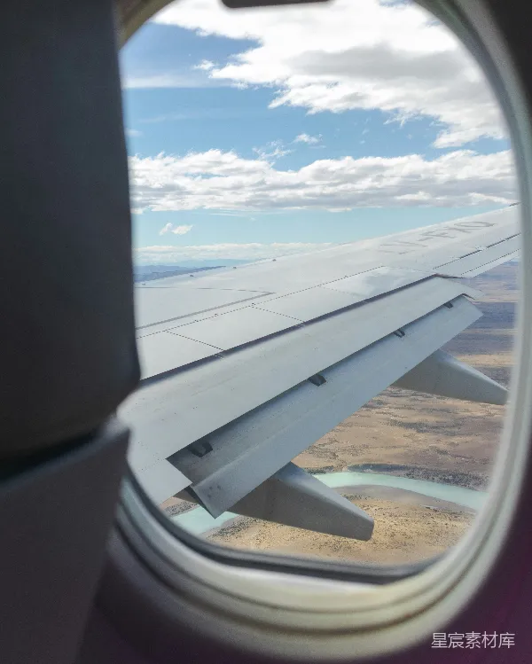 高清摄影 飞机窗景：空中俯瞰宁静湖景