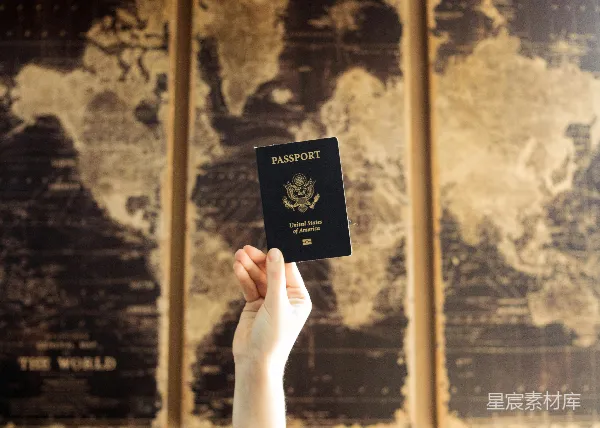 高清摄影 手持美国护照与世界地图