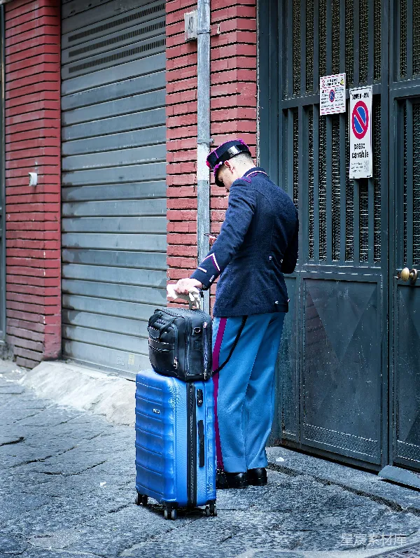 高清摄影 制服旅者