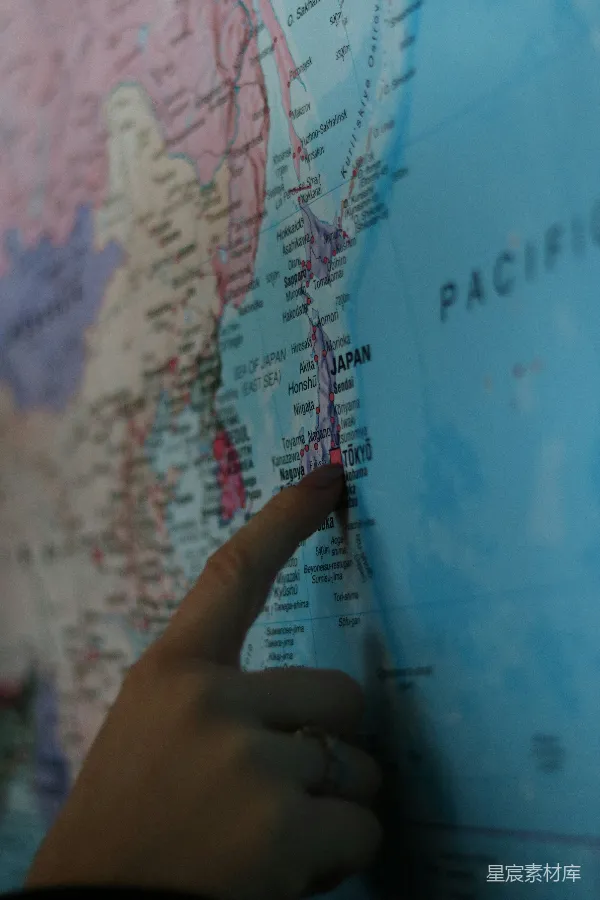 高清摄影 手指指向日本地图上的东京