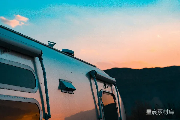 高清摄影 夕阳下的露营车