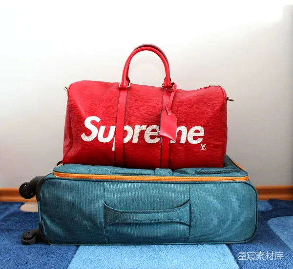 高清摄影 Supreme与LV行李箱的对比