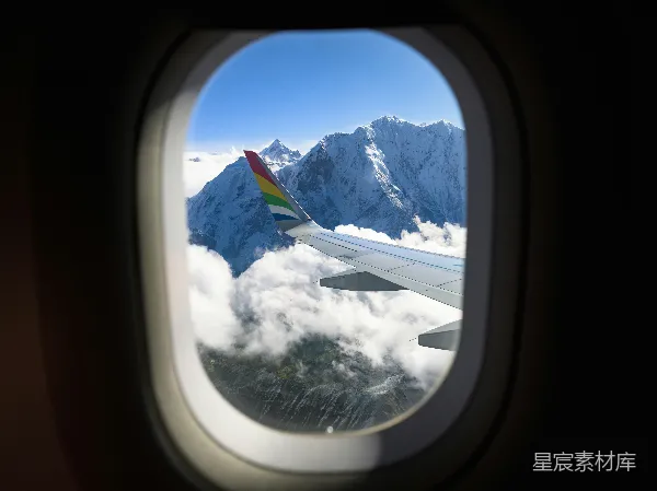 高清摄影 飞机舷窗视角下的雪山与云海