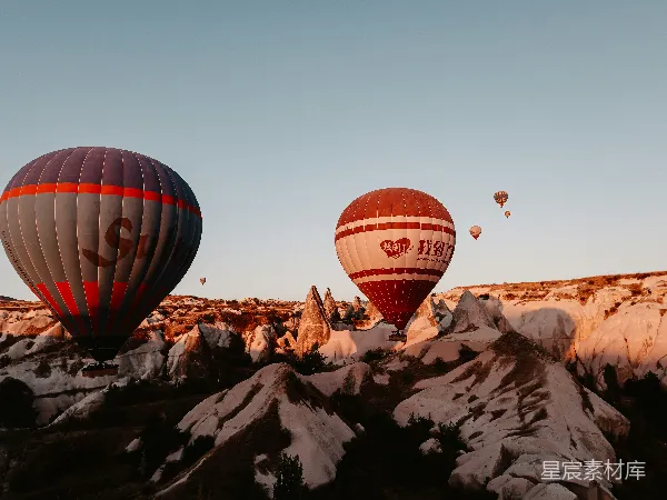 高清摄影 热气球在岩石峡谷上空飞行