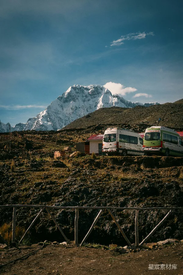 高清摄影 雪山下的旅行车