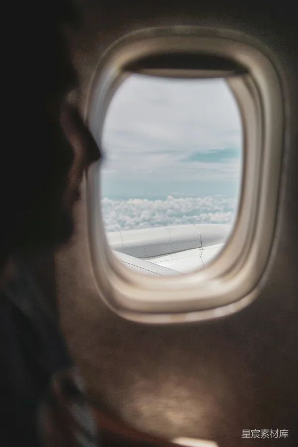 高清摄影 空中视角：云层与飞机引擎