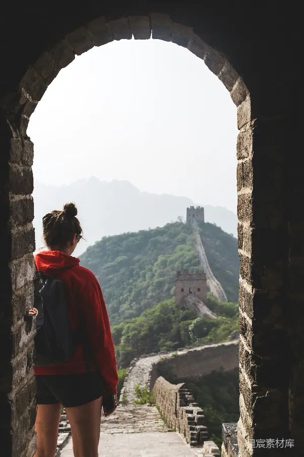 高清摄影 远眺长城的旅人