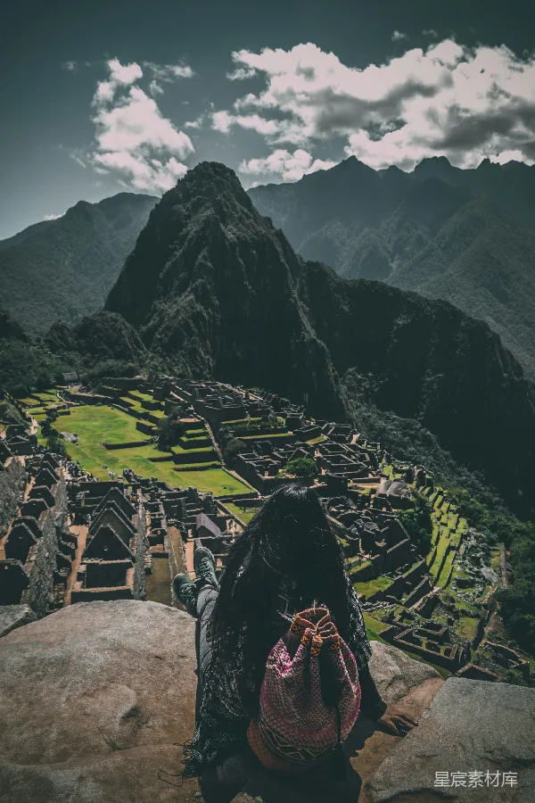 高清摄影 俯瞰马丘比丘的旅人