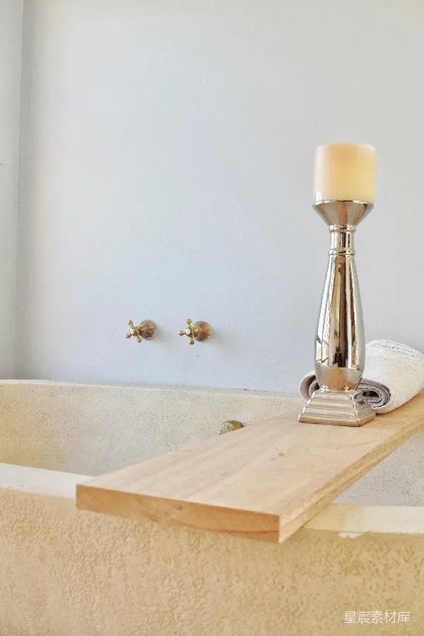高清摄影 浴室中的简约木质托盘与烛台