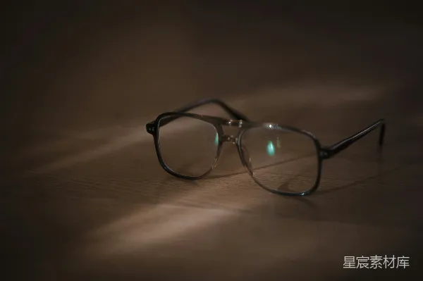 高清摄影 静谧的时光：木质桌上的眼镜