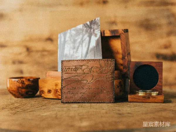 高清摄影 复古木质摆件与手写信封