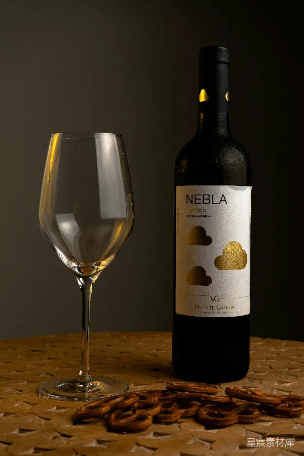 高清摄影 NEBLA Verdejo葡萄酒与干酪棒