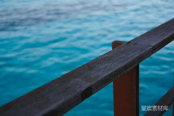 高清摄影 海边木栏与波光粼粼的海面