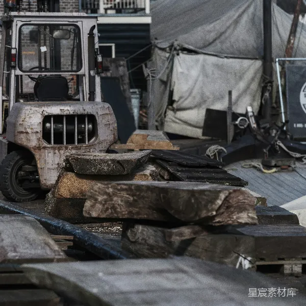高清摄影 废弃卡车与木头