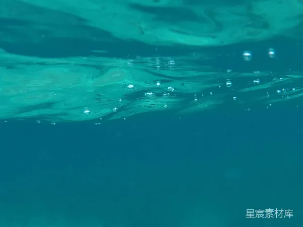 高清摄影 清澈水面的泡泡