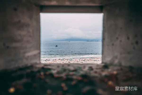 高清摄影 透过方形洞口的海边景色