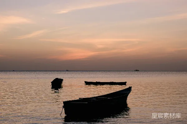 高清摄影 夕阳下的宁静渔舟