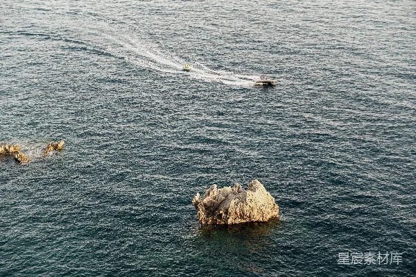 高清摄影 海上快艇追逐岩石