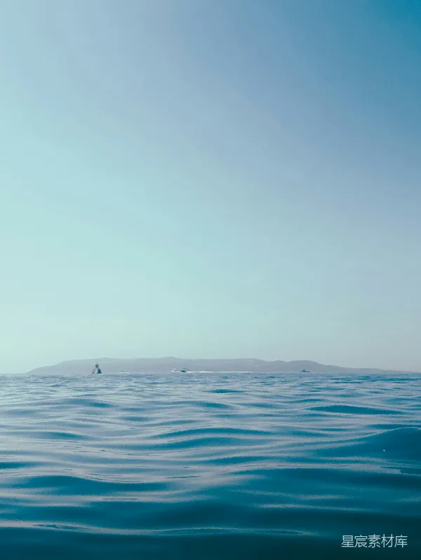 高清摄影 宁静的海洋与远处的岛屿