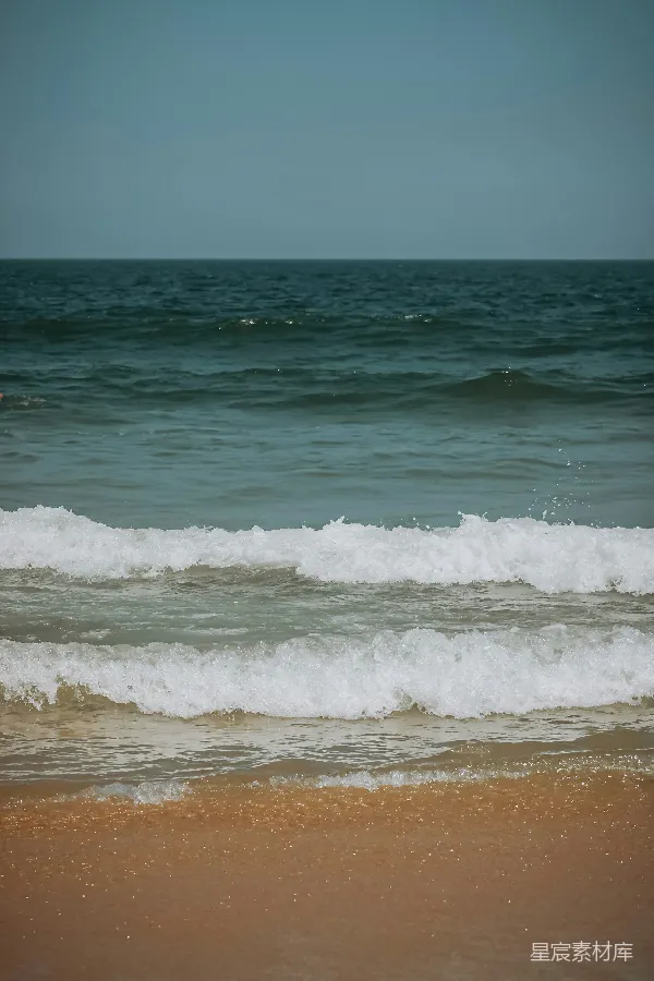 高清摄影 海浪轻拍沙滩