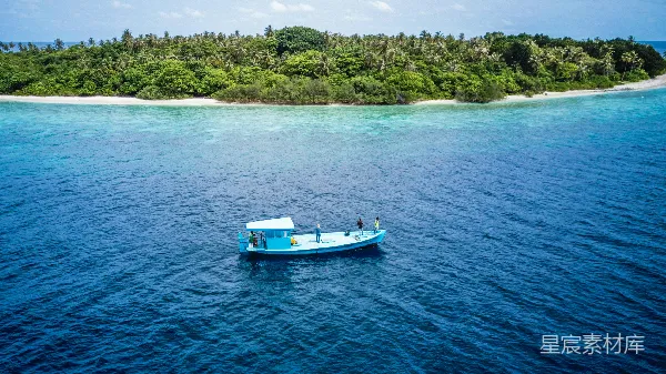 高清摄影 海边的蓝色小船