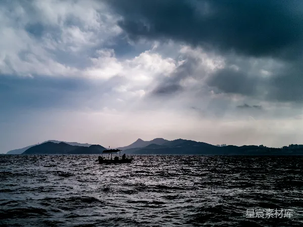 高清摄影 独舟云海：宁静的海上时光