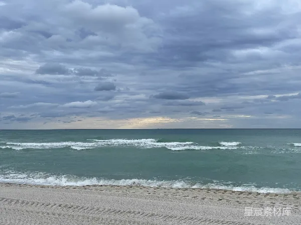 高清摄影 海滩上的海浪与阴云