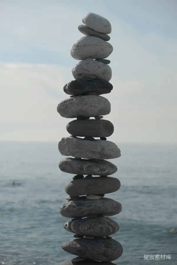高清摄影 海边的平衡石堆